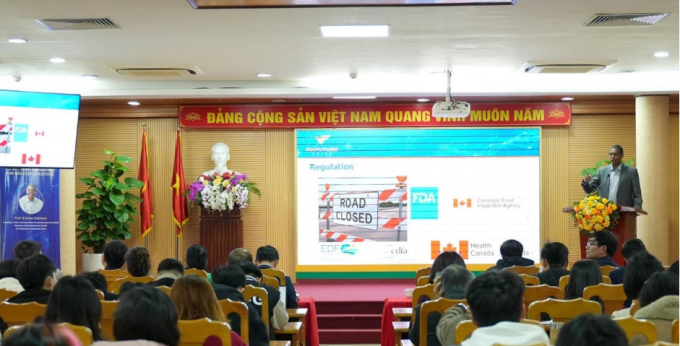 GS Kebreab trình bày chuyên đề trước các nhà nghiên cứu và cán bộ Học viện Nông nghiệp Việt Nam vào tháng 12/2023. Ảnh: VFP