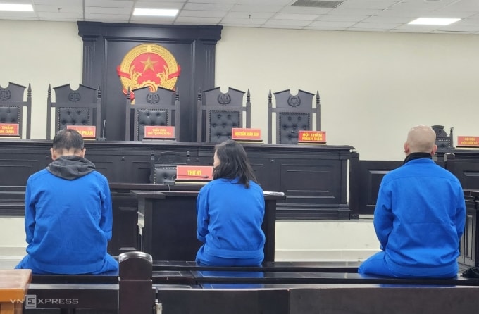 Từ trái qua, bị cáo Việt Anh, Hạnh, Nam trước phiên xét xử. Ảnh: Danh Lam