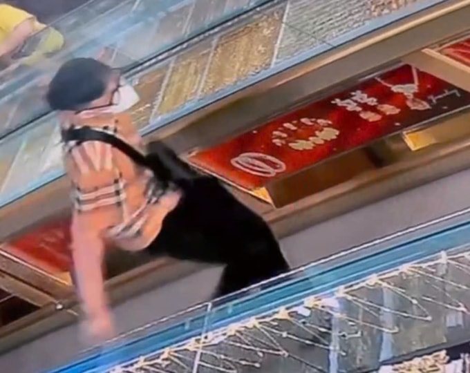 Thanh niên vờ vào tiệm mua vàng rồi cướp. Ảnh: Cắt Camera an ninh