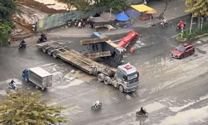 Xe cẩu lật xuống đường. Ảnh: Người dân cung cấp