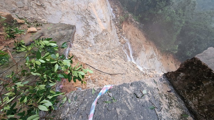 Mặt đường bị đứt gãy. Ảnh: Vũ Linh