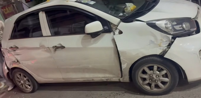 Một chiếc xe ôtô trong ngõ Hoàng Mai bị hư hỏng sau khi bị tài xế xe thùng tông trúng. Ảnh: Mai Anh