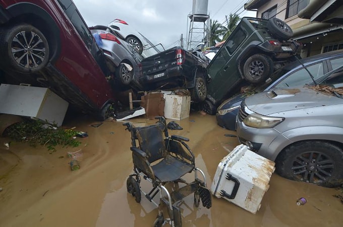 Xe cộ ngổn ngang trên đường phố Cebu, Philippines hôm 4/11 sau bão Kalmaegi. Ảnh: AFP