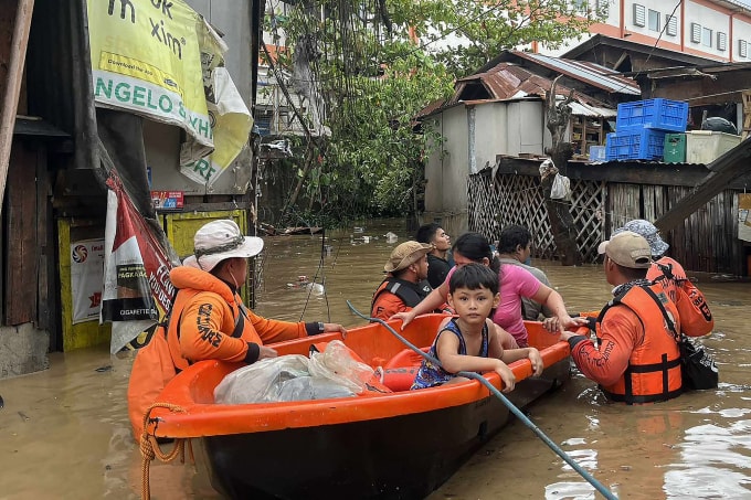 Cảnh sát biển Phillippines sơ tán dân khỏi những ngôi nhà bị ngập ở tỉnh Cebu ngày 4/11. Ảnh: AFP