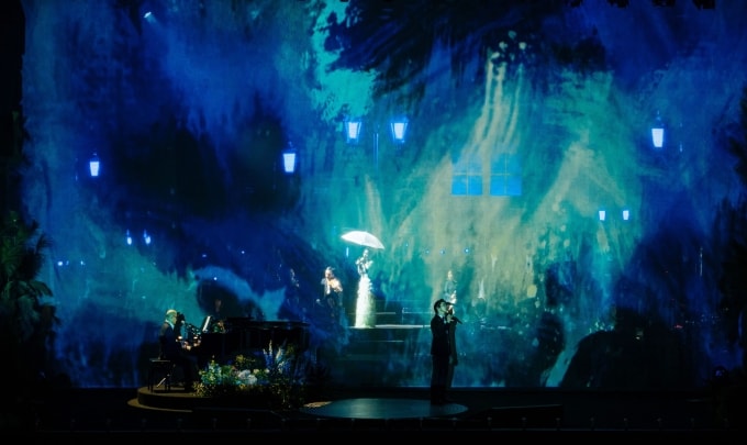 Đêm hòa nhạc được đánh giá cao nhờ kết hợp nghệ thuật âm nhạc, thị giác và sân khấu. Trong ảnh là màn song ca của Lân Nhã và Thùy Chi. Ảnh BIM Land.