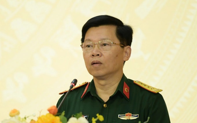 Đại tá Lê Văn Đông, Cục phó Quân y thuộc Tổng cục Hậu cần Kỹ thuật tại họp báo ngày 5/11. Ảnh: Hồng Linh