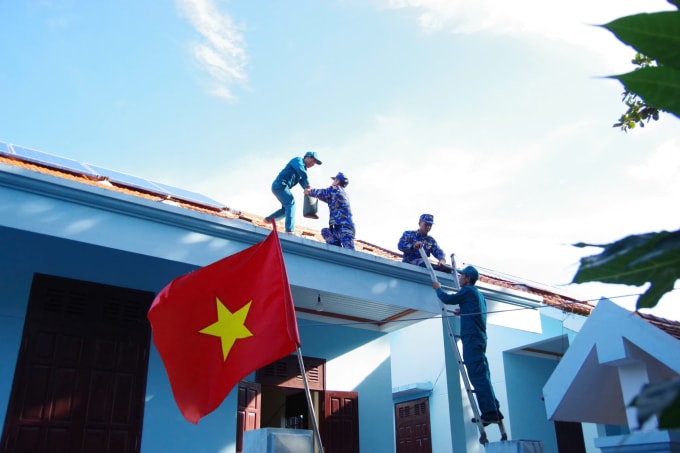 Các lực lượng ở đặc khu Trường Sa chống bão, ngày 4/11. Ảnh: B.T