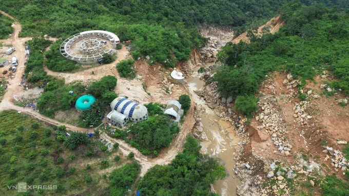 Hiện trường trang trại nơi hồ nước bị vỡ, chiều 4/11. Ảnh: Việt Quốc