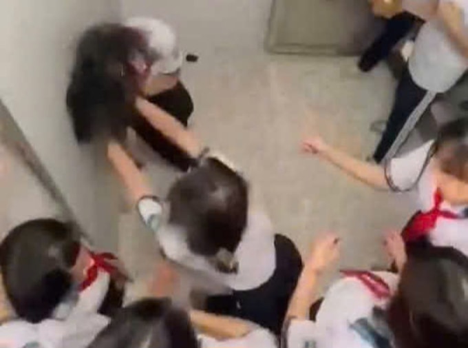 Nữ sinh bị nhóm bạn đánh trong nhà vệ sinh. Ảnh: Cắt từ video