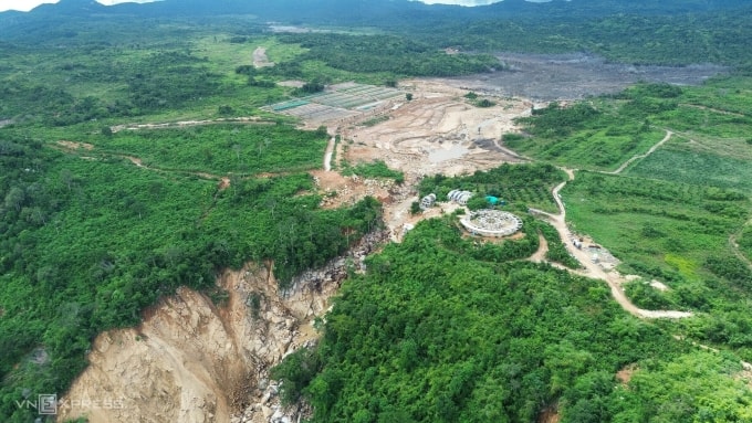 Hiện trường sau ba ngày hồ chứa trên núi Tân Lai của công ty Trang Trại Việt bị vỡ, chiều 4/11. Ảnh: Việt Quốc