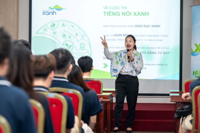 Ban tổ chức cuộc thi Tiếng nói Xanh trong buổi giới thiệu thông tin về mùa 3 đến học sinh tại THPT Chuyên Quốc học Huế. Ảnh: Vingroup