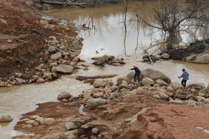 Đập cao khoảng 10 m bị nước tán phá, vỡ toang, ngày 4/11. Ảnh: Việt Quốc