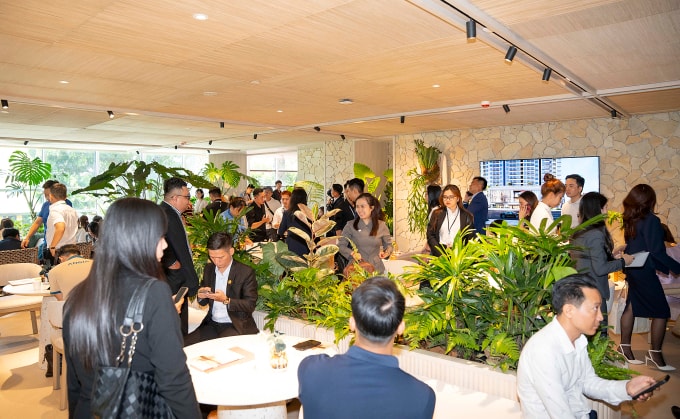 Môi giới bất động sản tư vấn khách tại một dự án ở TP HCM. Ảnh: AGG