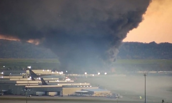 Cột khói bốc lên tại sân bay thành phố Louisville, bang Kentucky, sau tai nạn ngày 4/11. Ảnh: CNN