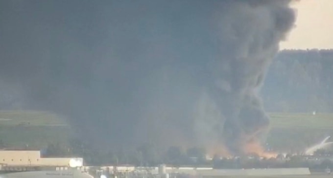 Hiện trường vụ rơi máy bay tại Louisville. Ảnh: KFSV12