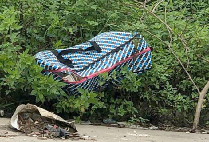 Bao tải chứa thi thể bé trai. Ảnh: Lam Sơn