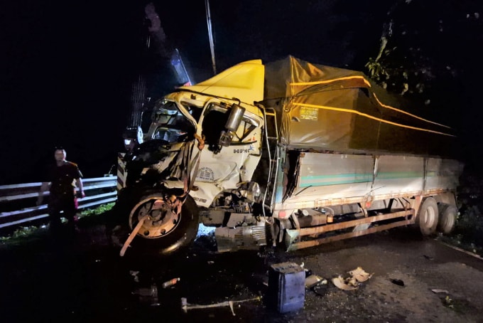 Phần đầu ôtô tải biến dạng, tài xế mắc kẹt bên trong. Ảnh: Hoài Thanh