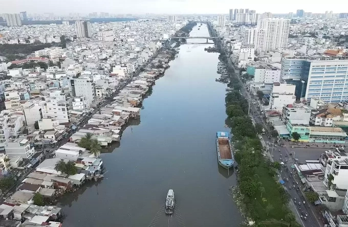 Đường Tôn Thất Thuyết (bên trái) ven kênh Tẻ, đoạn qua quận 4 (cũ). Ảnh: Thanh Tùng