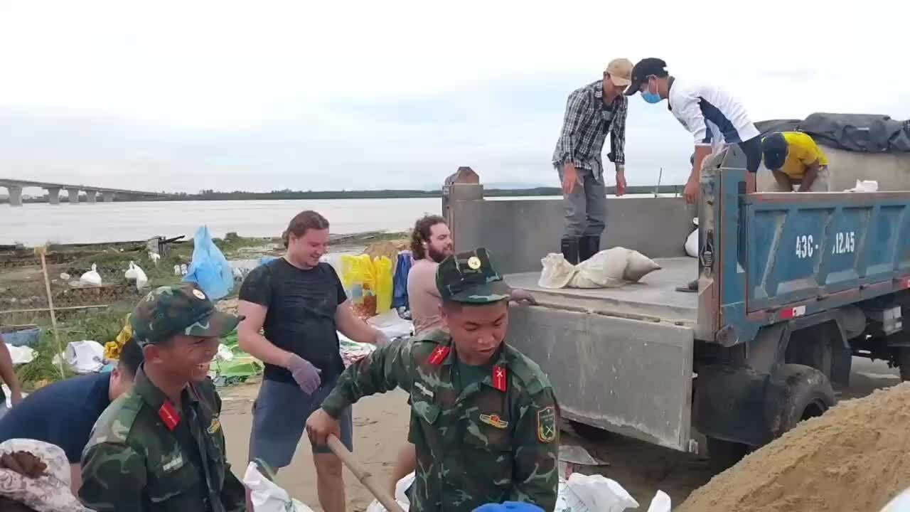 Chuyến du lịch Việt Nam 'nhớ đời' của hai chàng trai New York