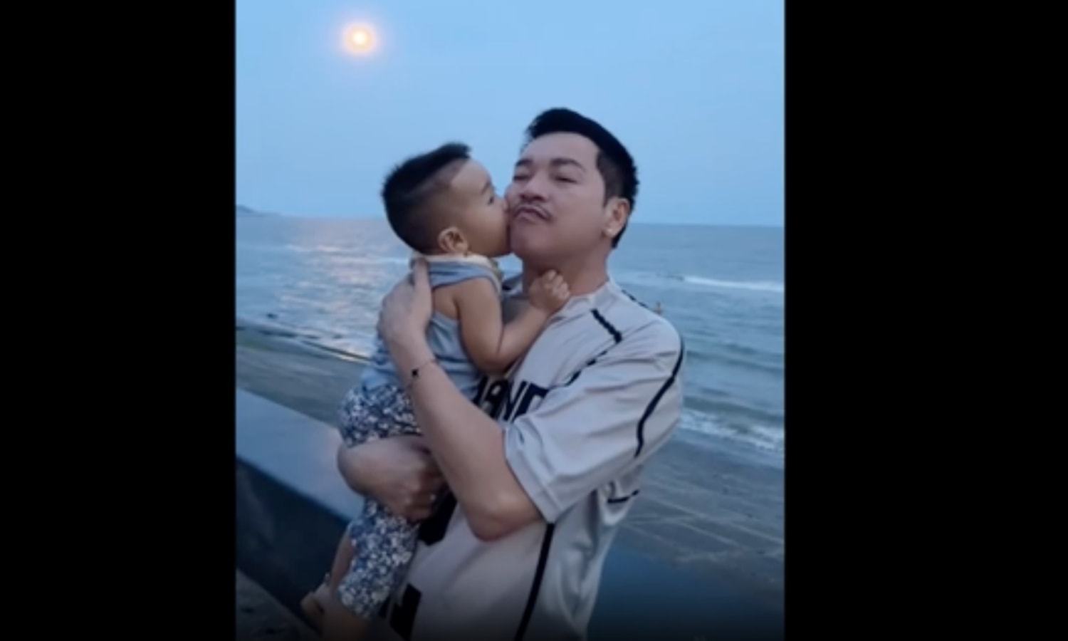 Quang Minh bày tỏ tình cảm với con trai