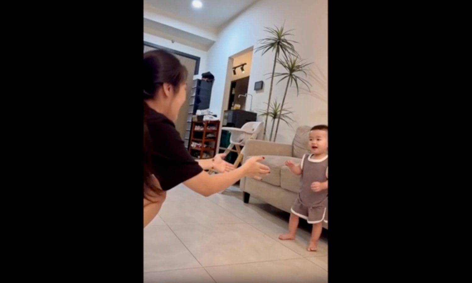 Quang Minh khoe khoảnh khắc con tập đi, hôm 3/11