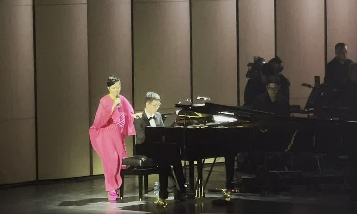 Hồng Nhung hát 'Vẫn hát lời tình yêu'