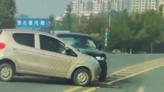 Ôtô con chạy sang làn ngược chiều, đấu đầu xe Rolls-Royce