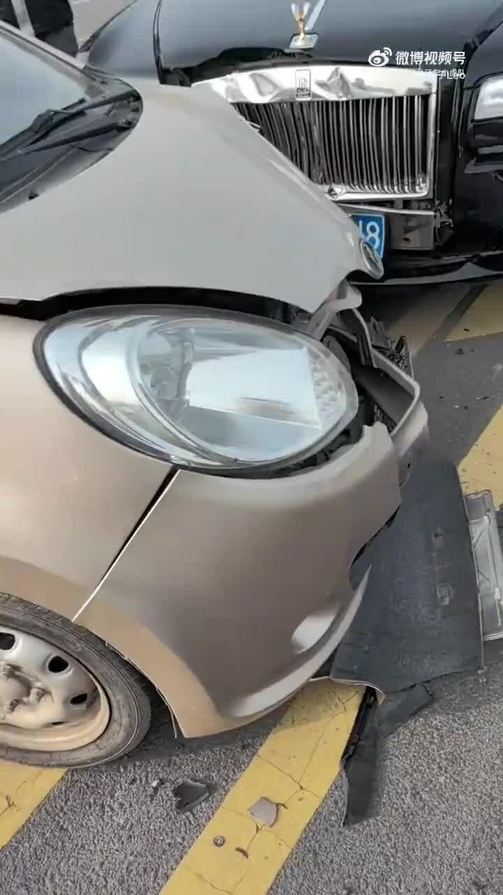 Ôtô con đấu đầu xe Rolls-Royce