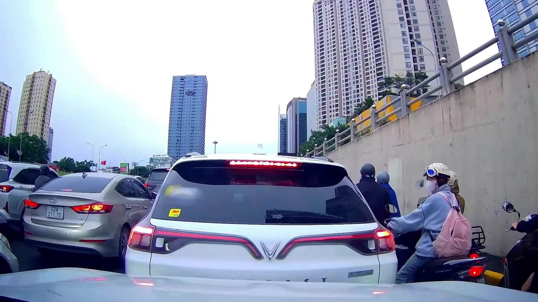 Ôtô trôi móp đầu xe sau rồi bỏ đi