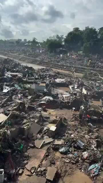 Người dân Philippines chật vật trong nước lũ