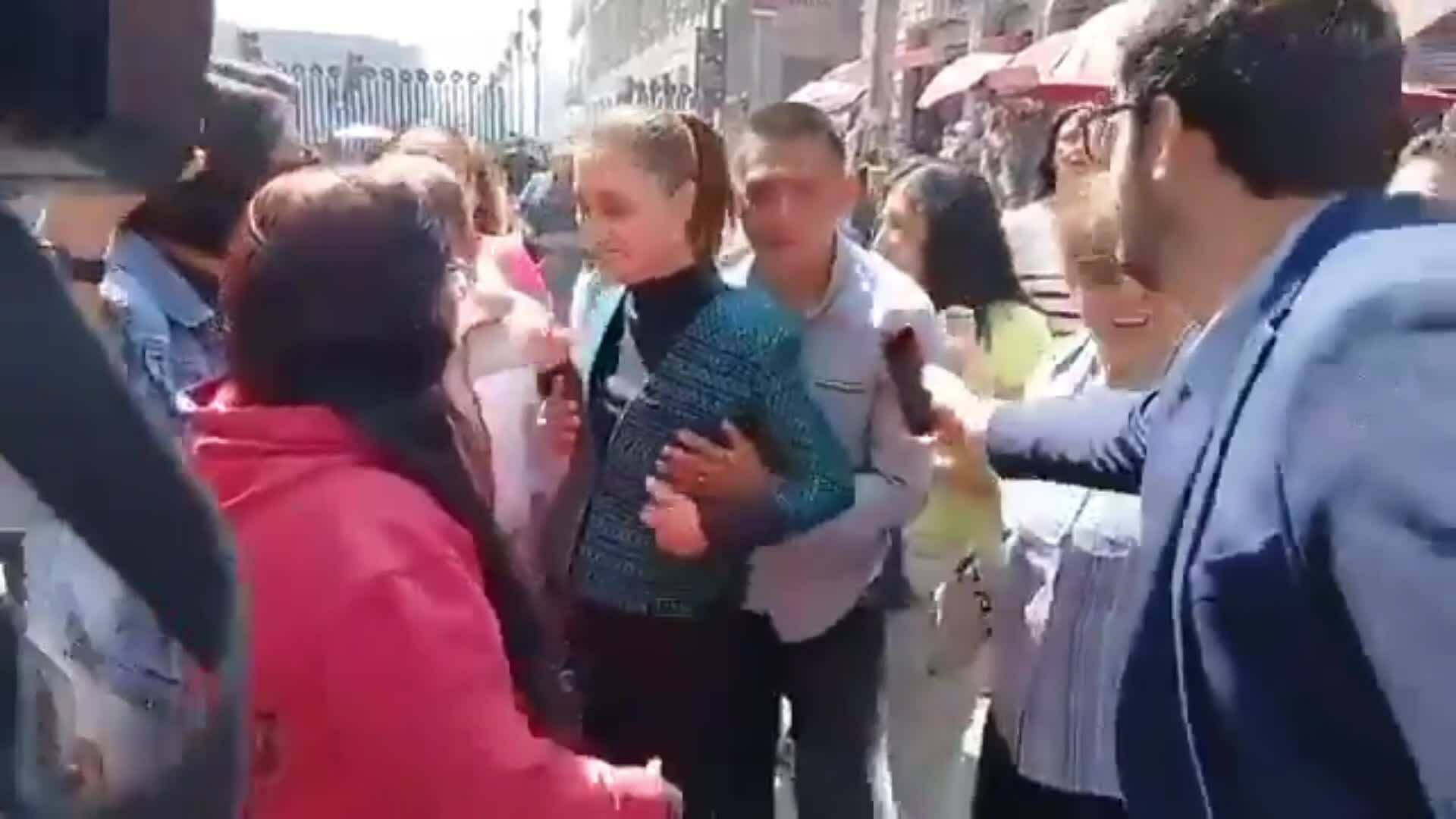 Tổng thống Mexico bị người lạ sàm sỡ giữa phố