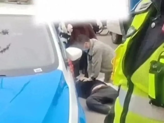 Tài xế taxi ngã gục rồi tử vong sau cuộc cãi vã với khách - Ảnh 1.