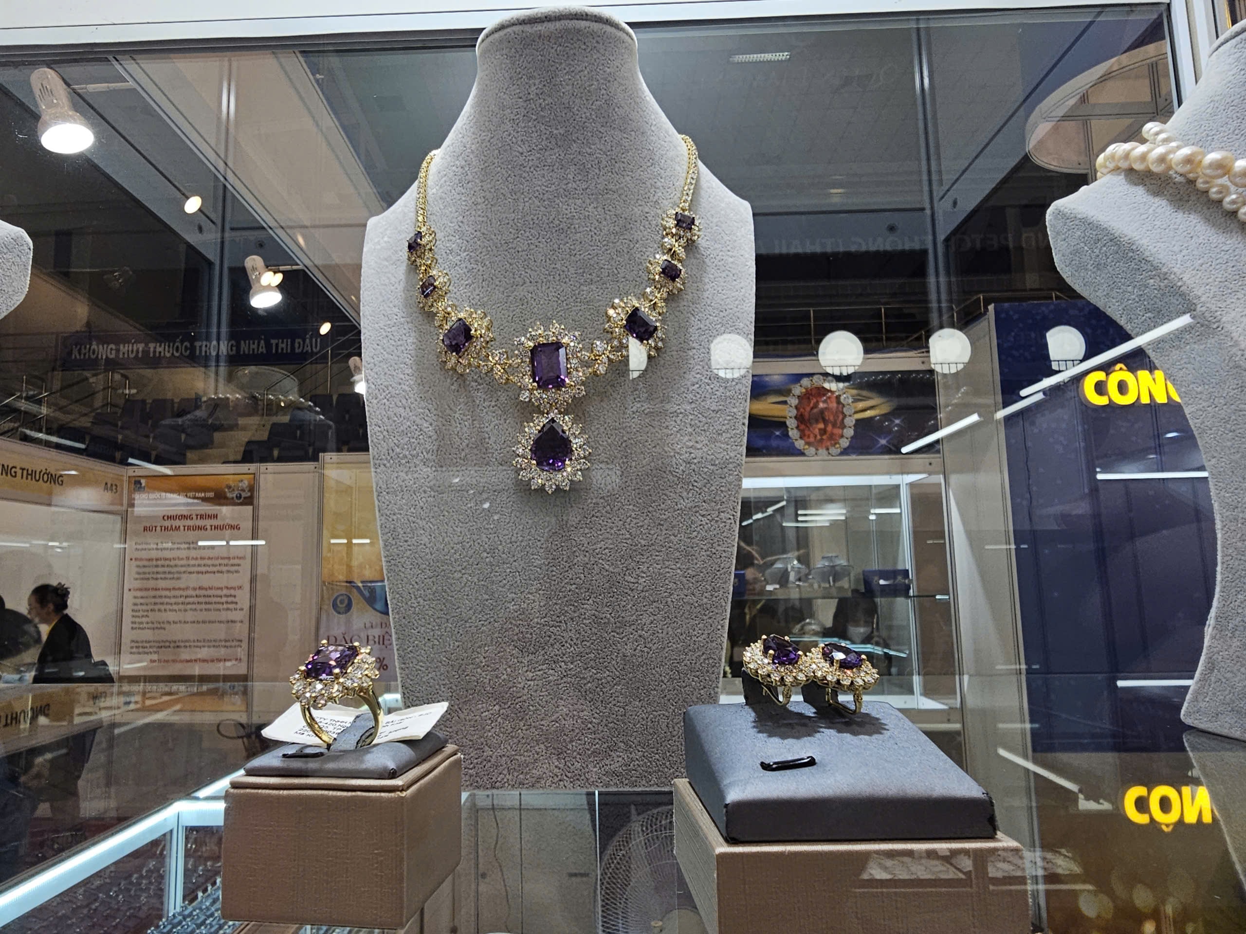 Bộ trang sức đính đá thạch anh tím và kim cương trị giá 3 tỉ đồng tại hội chợ SJC - Ảnh 3.