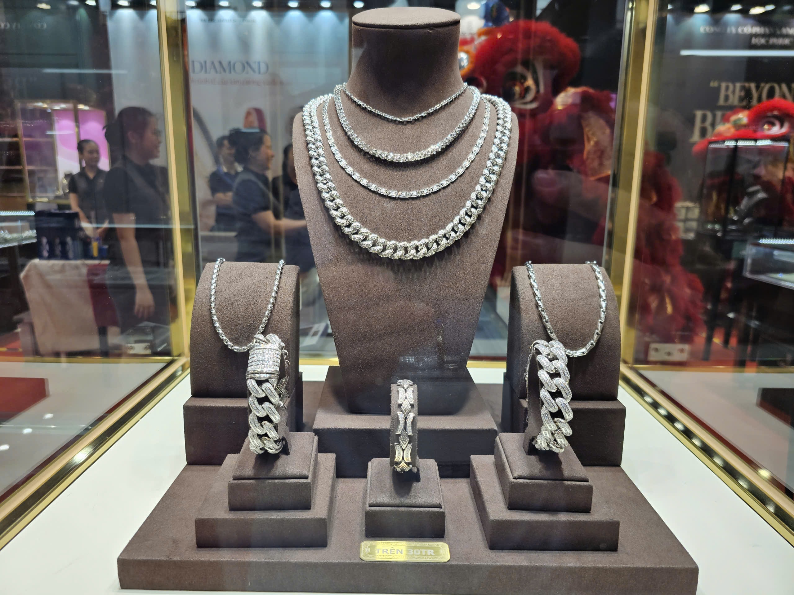 Bộ trang sức đính đá thạch anh tím và kim cương trị giá 3 tỉ đồng tại hội chợ SJC - Ảnh 4.