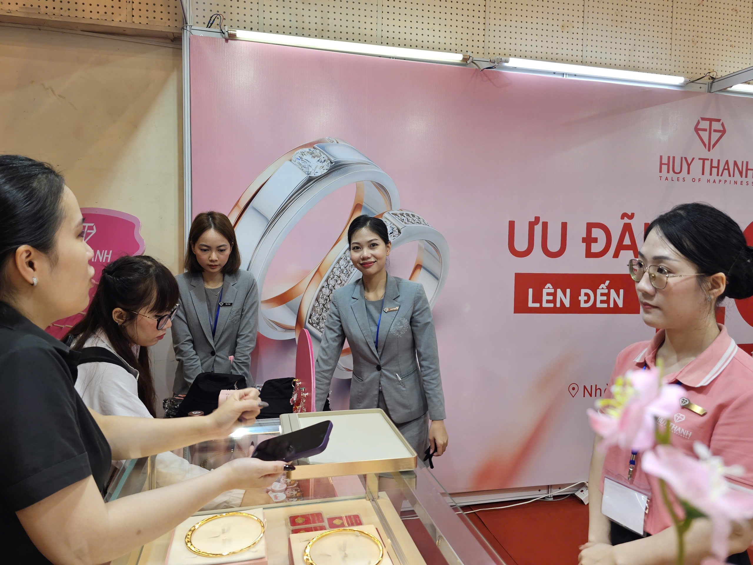 Bộ trang sức đính đá thạch anh tím và kim cương trị giá 3 tỉ đồng tại hội chợ SJC - Ảnh 6.