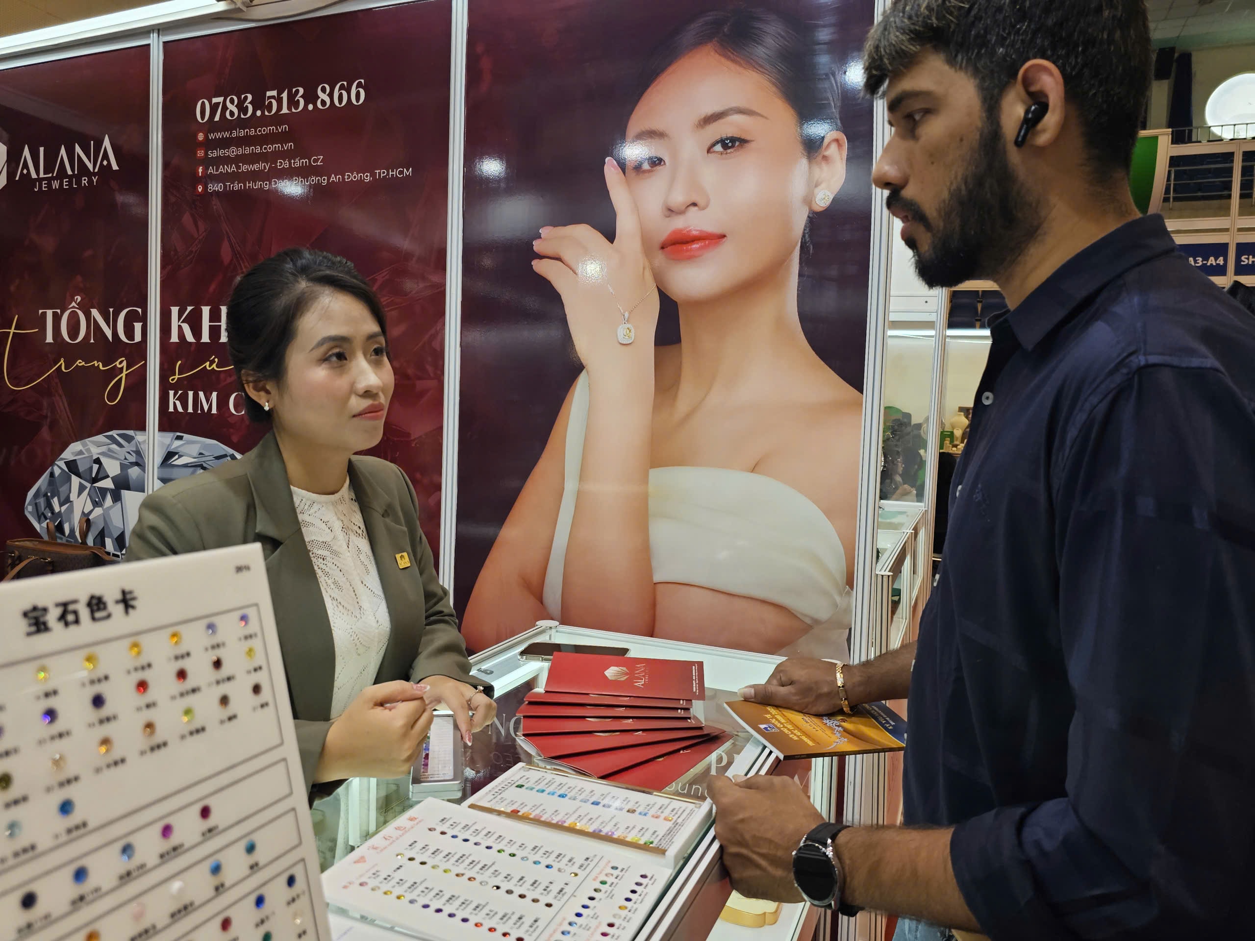 Bộ trang sức đính đá thạch anh tím và kim cương trị giá 3 tỉ đồng tại hội chợ SJC - Ảnh 8.