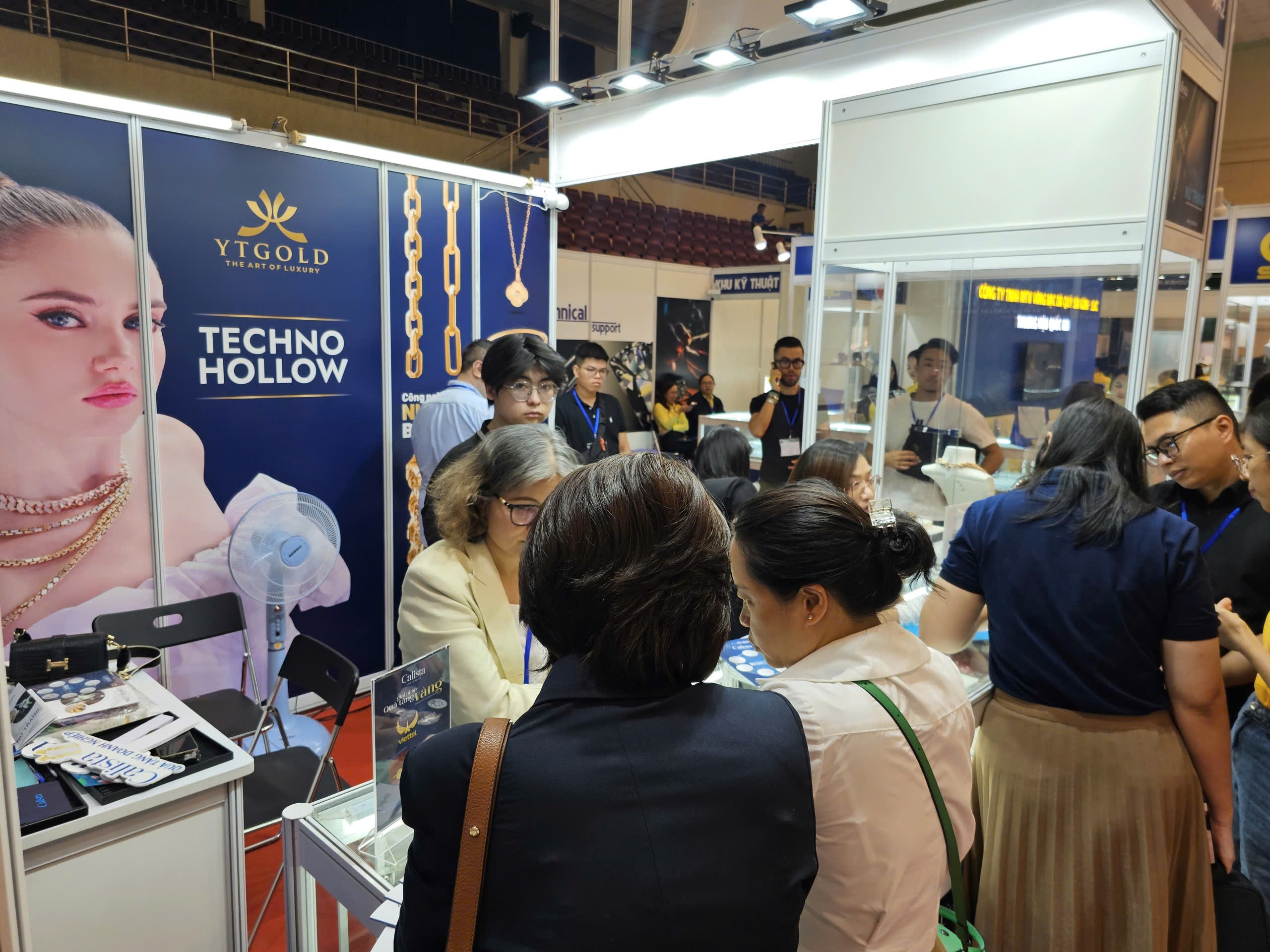 Bộ trang sức đính đá thạch anh tím và kim cương trị giá 3 tỉ đồng tại hội chợ SJC - Ảnh 9.