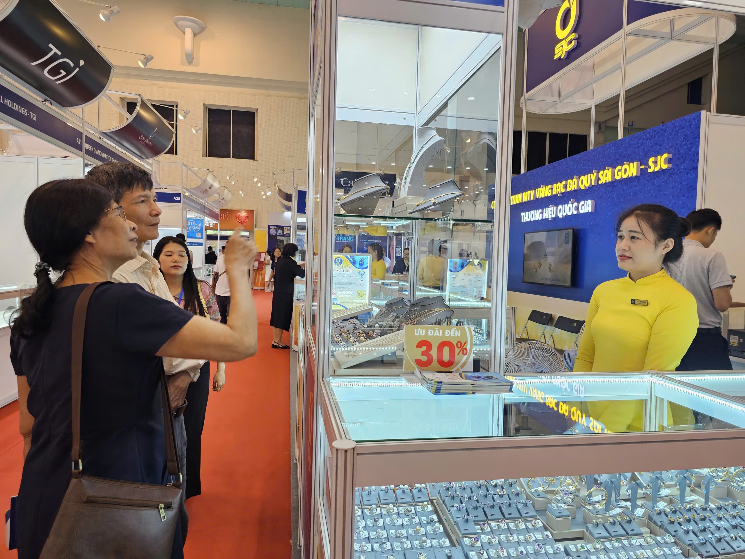 Bộ trang sức đính đá thạch anh tím và kim cương trị giá 3 tỉ đồng tại hội chợ SJC - Ảnh 11.