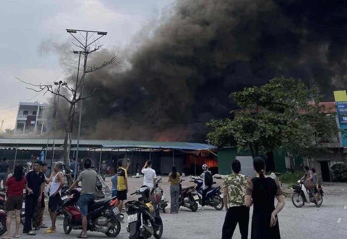 Hỏa hoạn tại chợ Rồng thiêu rụi nhiều gian hàng hàng hóa nghiêm trọng - Ảnh 2. Hỏa hoạn tại chợ Rồng thiêu rụi nhiều gian hàng hàng hóa nghiêm trọng - Ảnh 2.