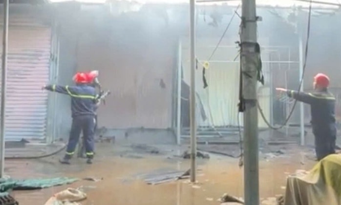 Hỏa hoạn tại chợ Rồng thiêu rụi nhiều gian hàng hàng hóa nghiêm trọng - Ảnh 3. Hỏa hoạn tại chợ Rồng thiêu rụi nhiều gian hàng hàng hóa nghiêm trọng - Ảnh 3.