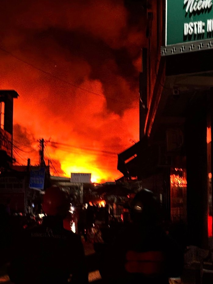 Chợ Bình Dương cháy lớn đêm khuya gây thiệt hại nặng nề cho tiểu thương - Ảnh 3. Chợ Bình Dương cháy lớn đêm khuya gây thiệt hại nặng nề cho tiểu thương - Ảnh 3.