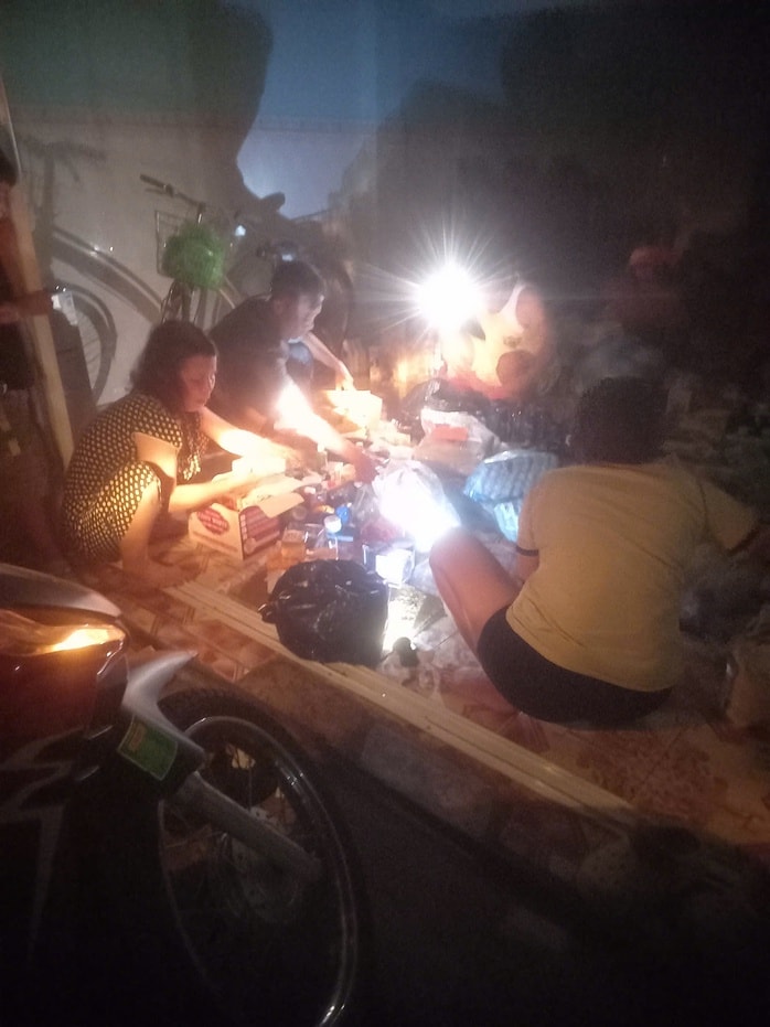 Chợ Bình Dương cháy lớn đêm khuya gây thiệt hại nặng nề cho tiểu thương - Ảnh 1. Chợ Bình Dương cháy lớn đêm khuya gây thiệt hại nặng nề cho tiểu thương - Ảnh 1.