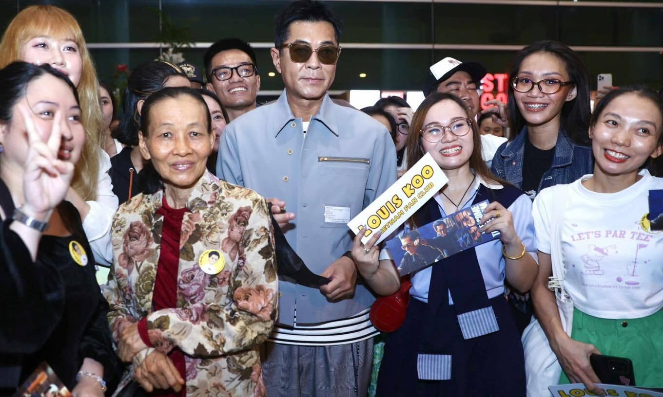 Hồng Kim Bảo ngồi xe lăn, Cổ Thiên Lạc được fan vây kín khi tới Việt Nam - 2