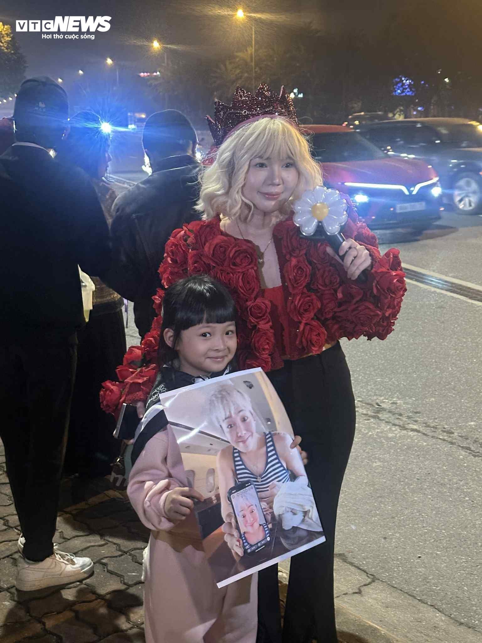 Nhiều người hâm mộ đến sân bay rất sớm để đón thần tượng.