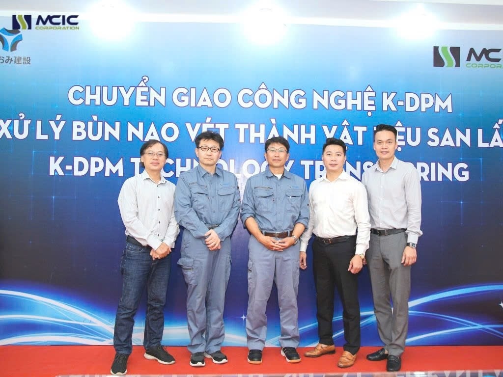 AOMI đã hoàn thành chuyển giao độc quyền công nghệ cho MCIC-VIETNAM từ năm 2022 (trong ảnh, ông Trần Thành Trung là người thứ 2 từ phải sang).