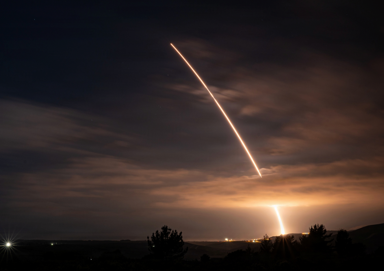 Tên lửa đạn đạo xuyên lục địa Minuteman III được phóng từ căn cứ Vandenberg ở California. (Ảnh: Lực lượng Không gian Mỹ)