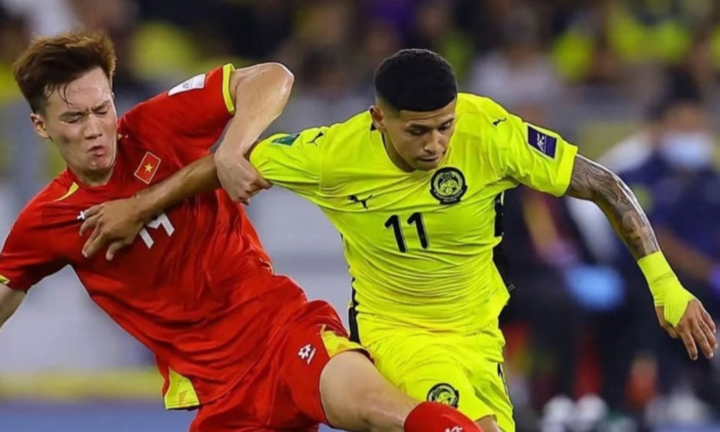 Cầu thủ Imanol Machuca (áo vàng) ra sân trong trận đấu với đội tuyển Việt Nam.