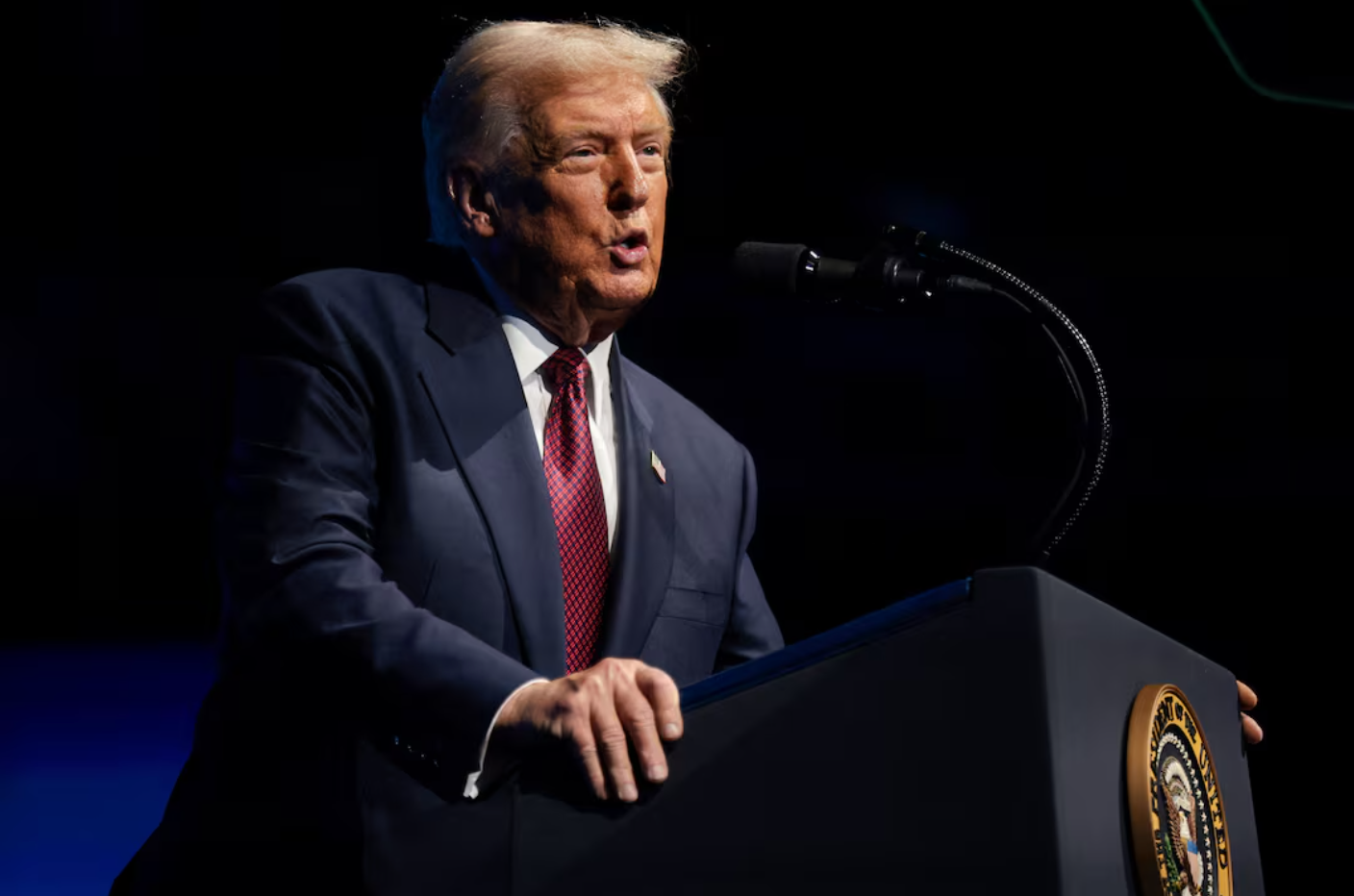 Tổng thống Mỹ Donald Trump phát biểu trong ngày khai mạc Diễn đàn Doanh nghiệp Mỹ tại Trung tâm Kaseya, Miami, bang Florida, ngày 5/11/2025. Ảnh: Reuters