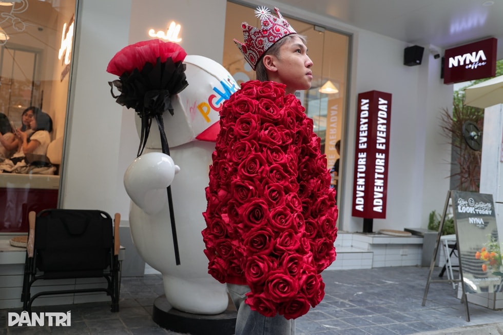 Quán cà phê ở Hà Nội gây sốt vì cho khách mặc áo hoa hồng giống G-Dragon - 3 Quán cà phê ở Hà Nội gây sốt vì cho khách mặc áo hoa hồng giống G-Dragon - 3