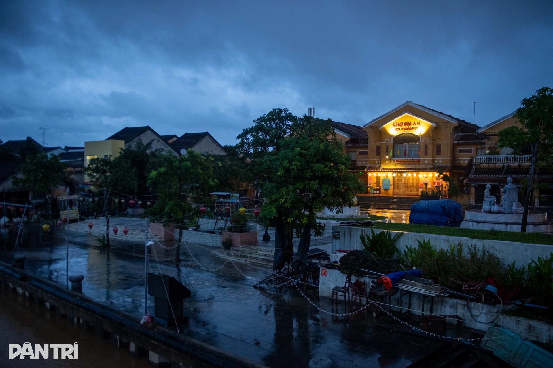 Phố cổ Hội An vắng lặng lạ thường trước bão số 13 - 1